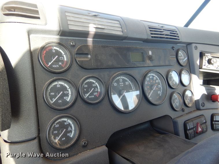 image for item DN0288 2012 Freightliner Cascadia 125  semi truck