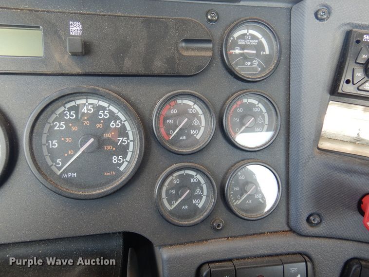 image for item DN0288 2012 Freightliner Cascadia 125  semi truck