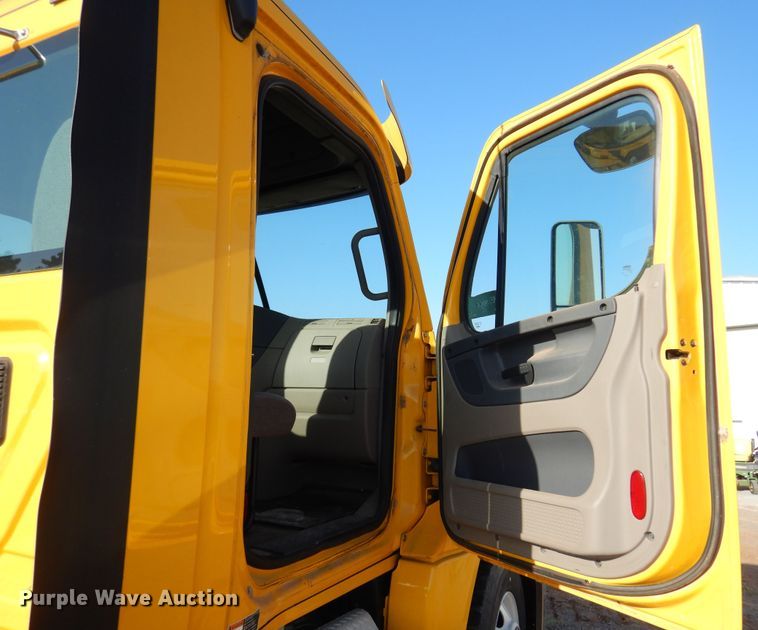 image for item DN0288 2012 Freightliner Cascadia 125  semi truck