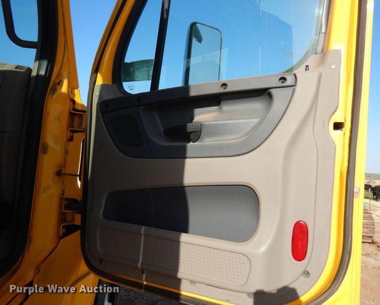 image for item DN0288 2012 Freightliner Cascadia 125  semi truck