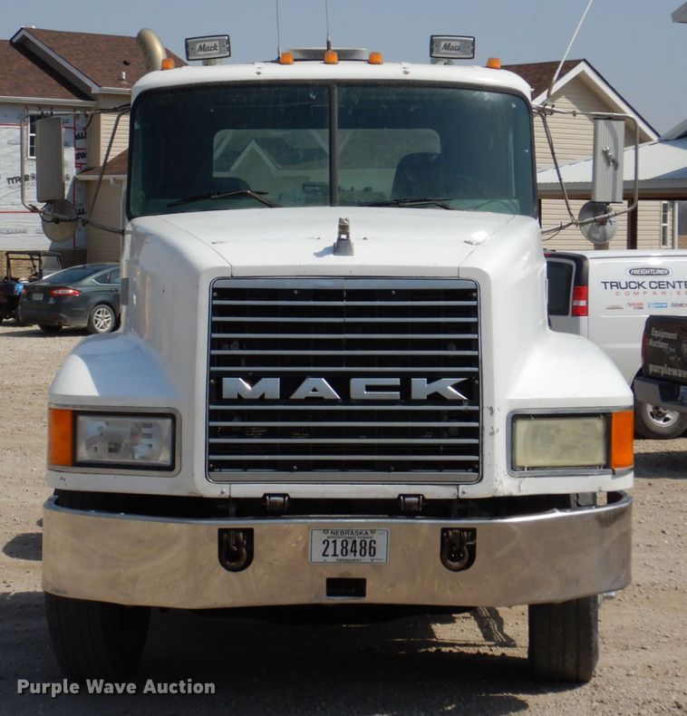image for item DN7312 1997 Mack CH613  semi truck
