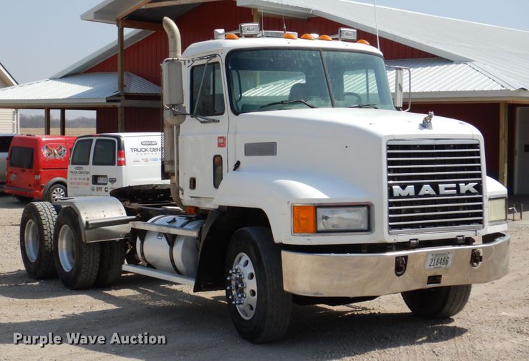 image for item DN7312 1997 Mack CH613  semi truck