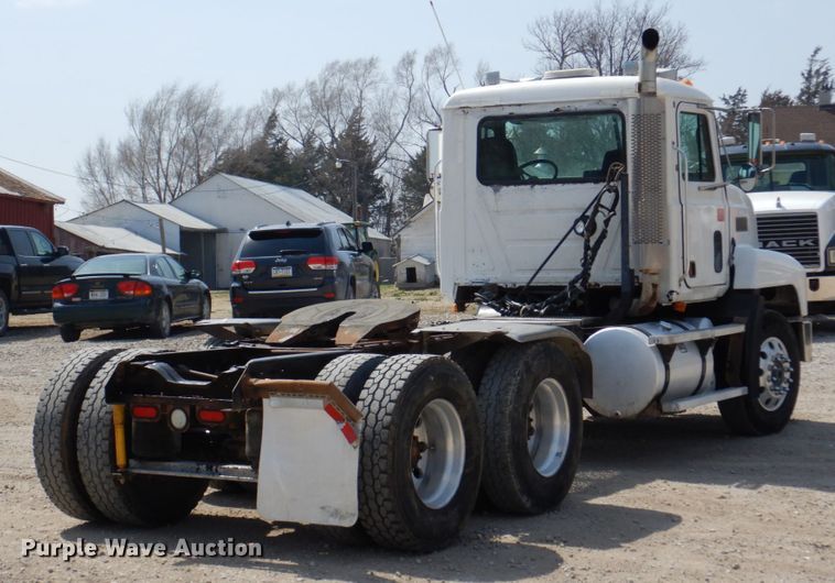 image for item DN7312 1997 Mack CH613  semi truck