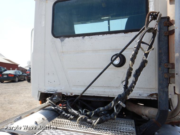 image for item DN7312 1997 Mack CH613  semi truck