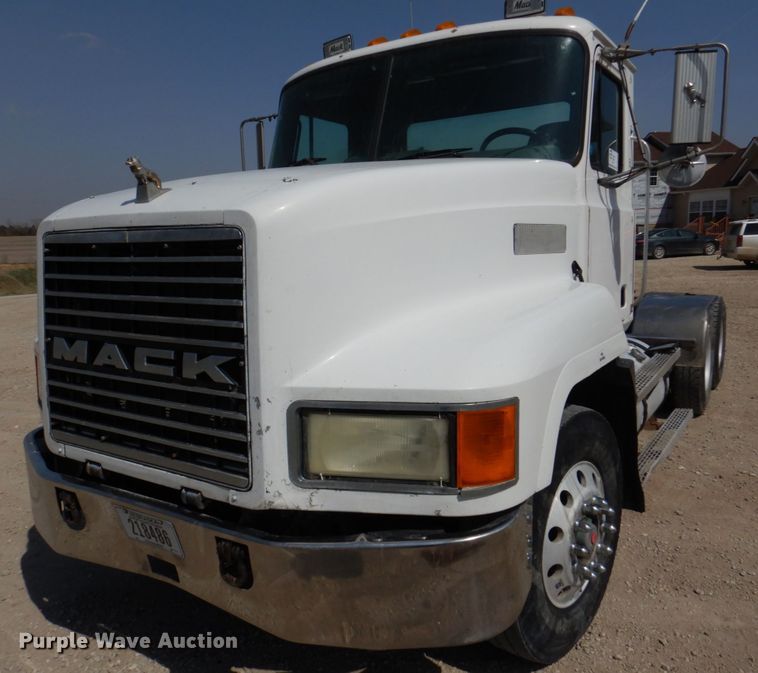 image for item DN7312 1997 Mack CH613  semi truck