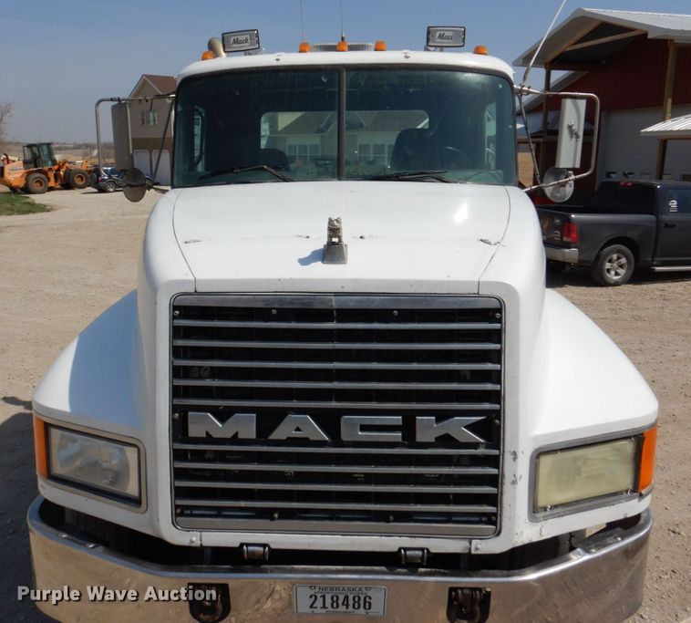 image for item DN7312 1997 Mack CH613  semi truck