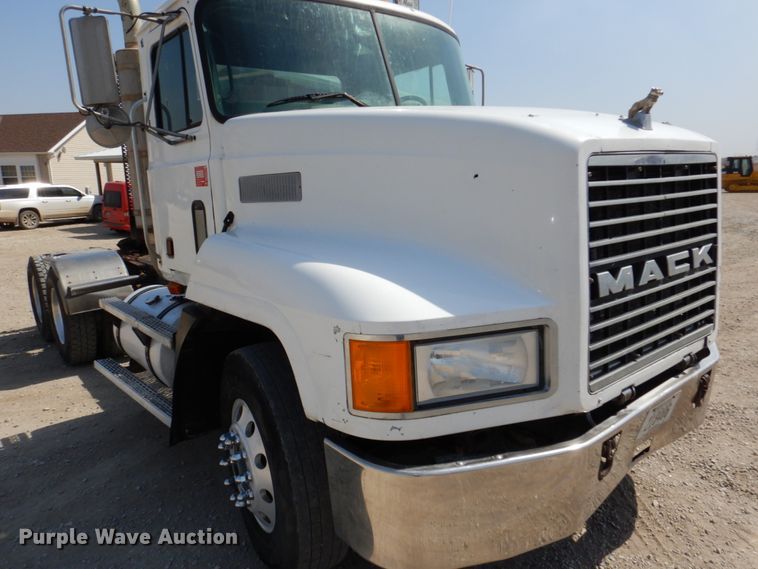 image for item DN7312 1997 Mack CH613  semi truck