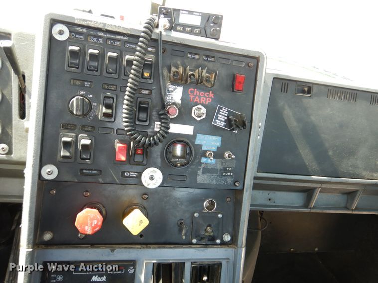 image for item DN7312 1997 Mack CH613  semi truck