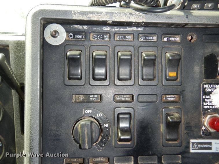 image for item DN7312 1997 Mack CH613  semi truck