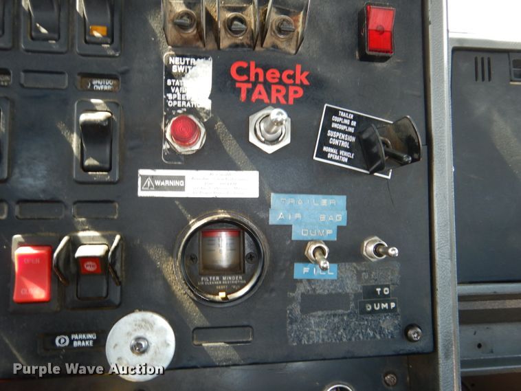 image for item DN7312 1997 Mack CH613  semi truck