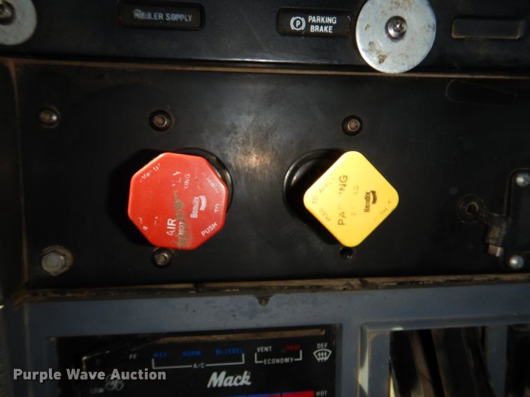 image for item DN7312 1997 Mack CH613  semi truck