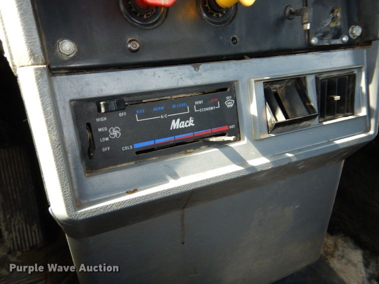 image for item DN7312 1997 Mack CH613  semi truck