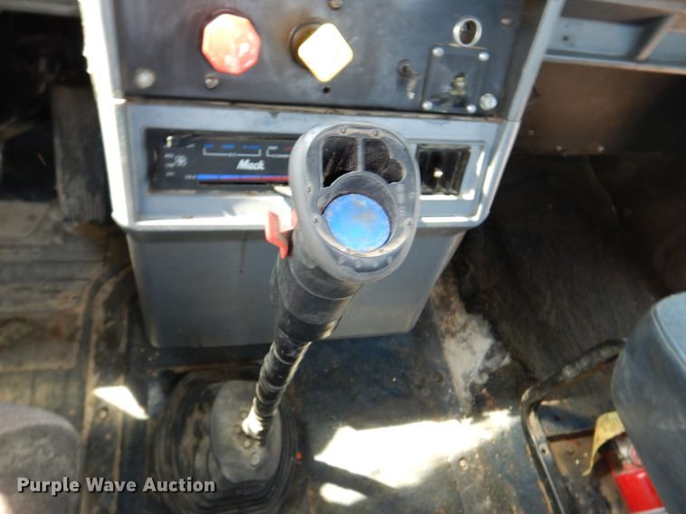 image for item DN7312 1997 Mack CH613  semi truck