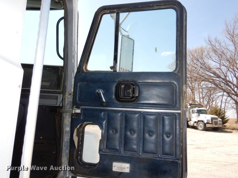 image for item DN7312 1997 Mack CH613  semi truck