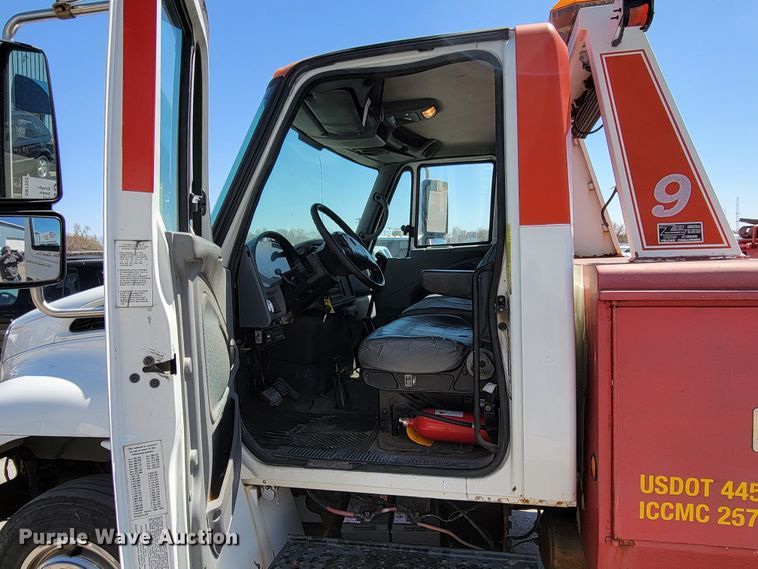 image for item DN7353 2003 International 4300  tow truck