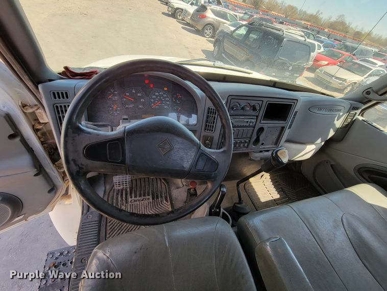 image for item DN7353 2003 International 4300  tow truck