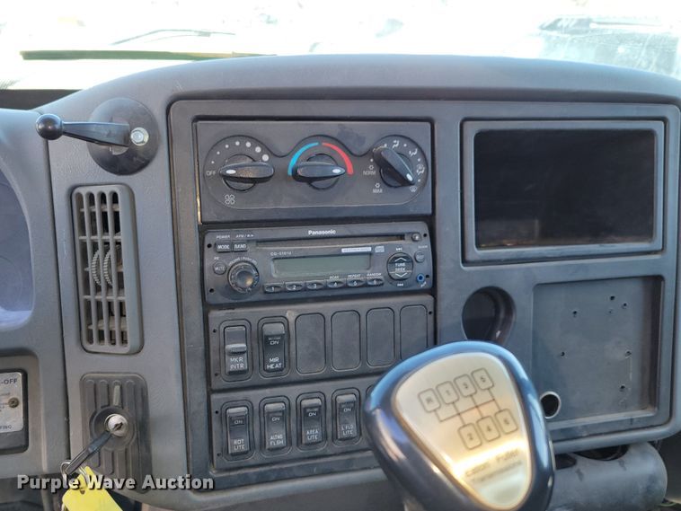 image for item DN7353 2003 International 4300  tow truck