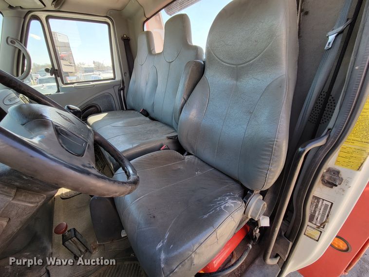 image for item DN7353 2003 International 4300  tow truck