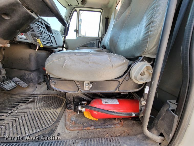 image for item DN7353 2003 International 4300  tow truck