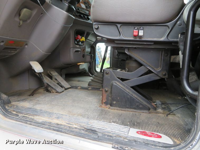 image for item DN7964 2008 Peterbilt 365  semi truck