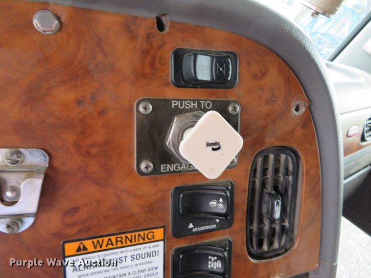 image for item DN7964 2008 Peterbilt 365  semi truck