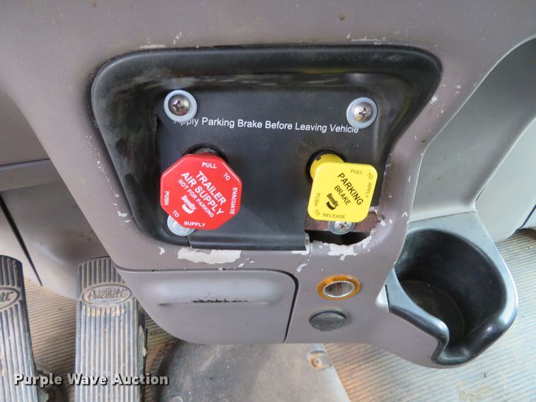 image for item DN7964 2008 Peterbilt 365  semi truck