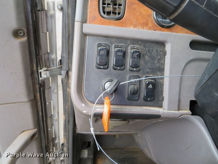 image for item DN7964 2008 Peterbilt 365  semi truck