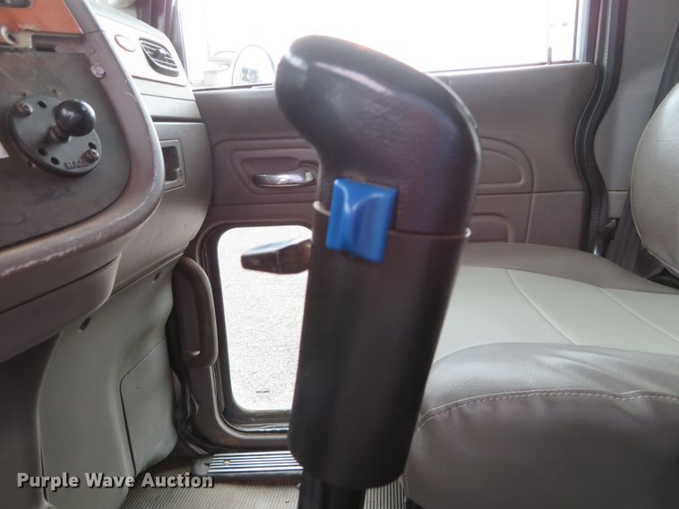 image for item DN7964 2008 Peterbilt 365  semi truck