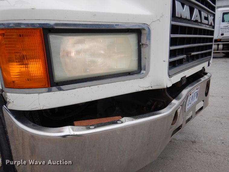 image for item DP5433 2003 Mack CH600  semi truck