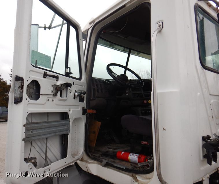 image for item DP5433 2003 Mack CH600  semi truck