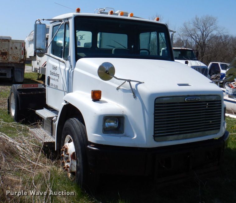 image for item DP5441 2000 Freightliner FL70  semi truck