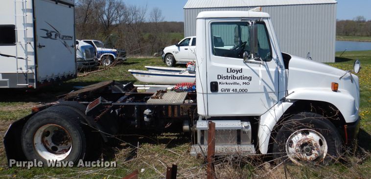 image for item DP5441 2000 Freightliner FL70  semi truck