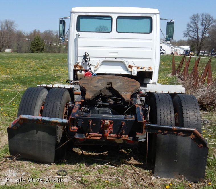 image for item DP5441 2000 Freightliner FL70  semi truck