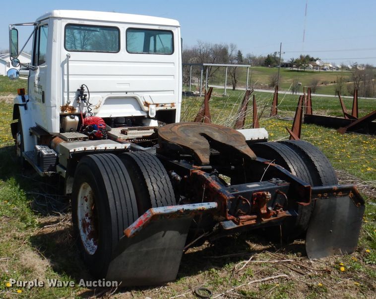 image for item DP5441 2000 Freightliner FL70  semi truck