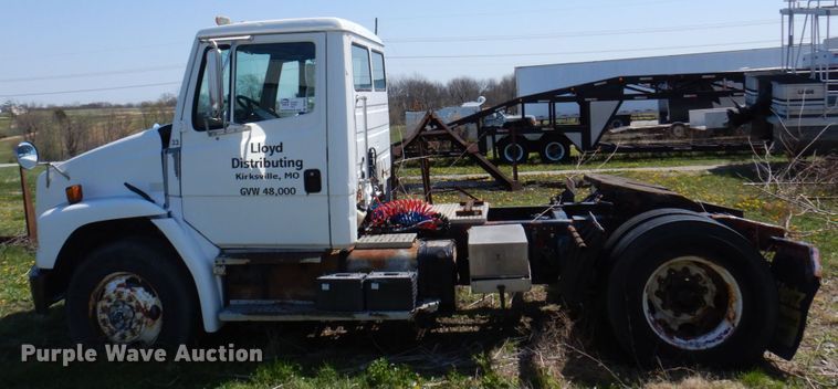 image for item DP5441 2000 Freightliner FL70  semi truck