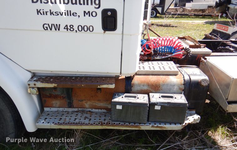 image for item DP5441 2000 Freightliner FL70  semi truck