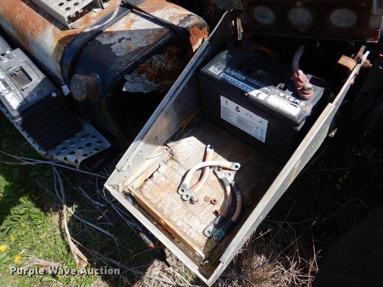 image for item DP5441 2000 Freightliner FL70  semi truck