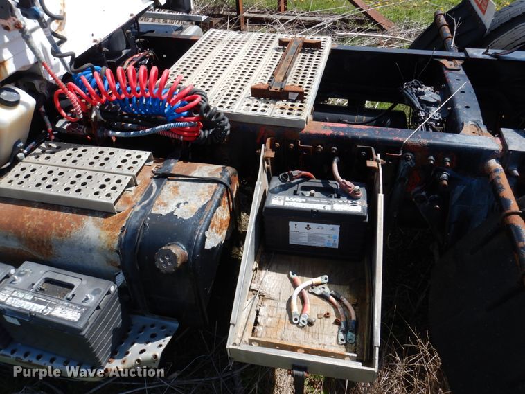 image for item DP5441 2000 Freightliner FL70  semi truck