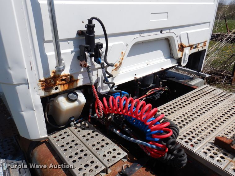 image for item DP5441 2000 Freightliner FL70  semi truck