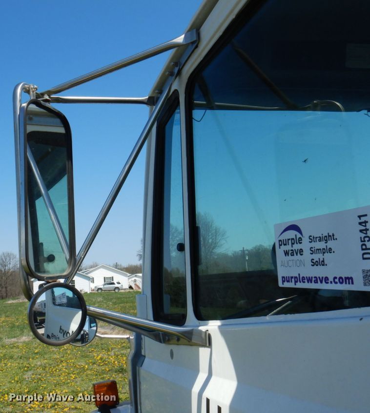 image for item DP5441 2000 Freightliner FL70  semi truck