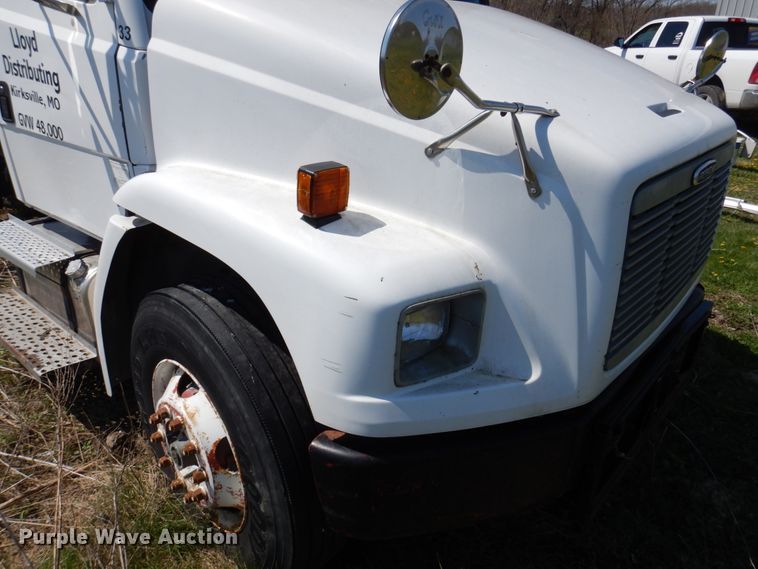 image for item DP5441 2000 Freightliner FL70  semi truck