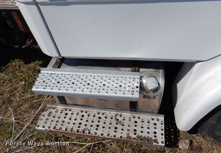 image for item DP5441 2000 Freightliner FL70  semi truck