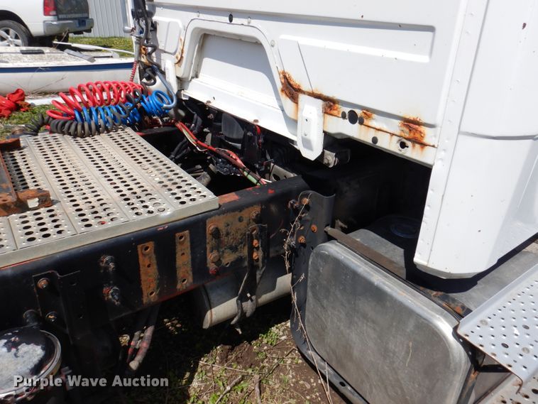 image for item DP5441 2000 Freightliner FL70  semi truck