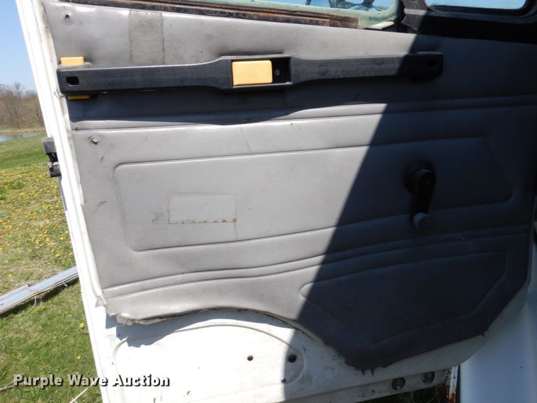 image for item DP5441 2000 Freightliner FL70  semi truck