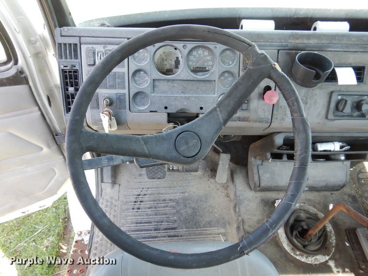 image for item DP5441 2000 Freightliner FL70  semi truck