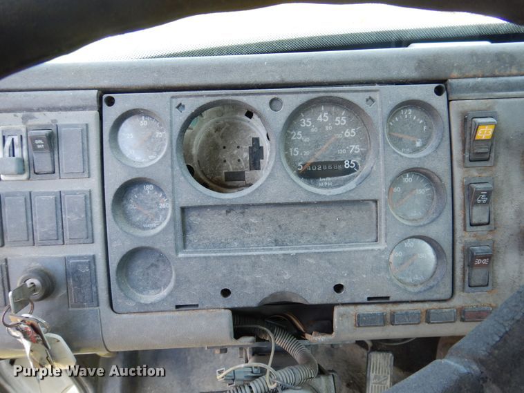 image for item DP5441 2000 Freightliner FL70  semi truck