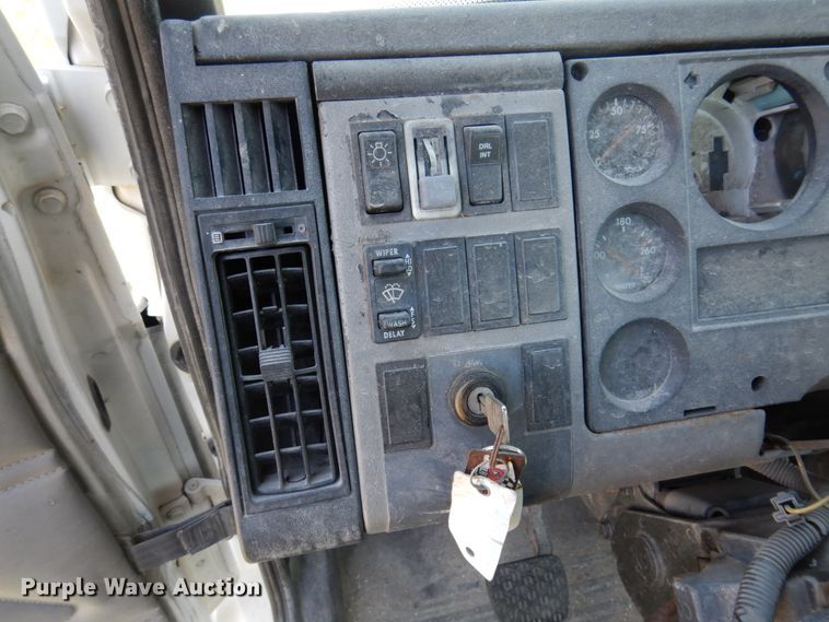 image for item DP5441 2000 Freightliner FL70  semi truck