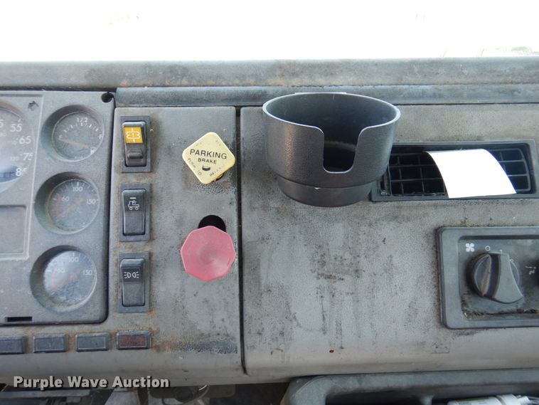 image for item DP5441 2000 Freightliner FL70  semi truck