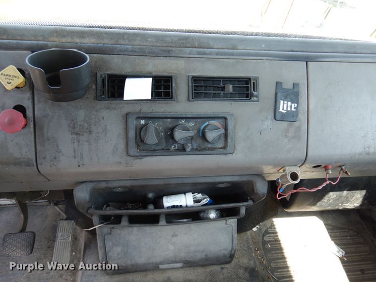 image for item DP5441 2000 Freightliner FL70  semi truck