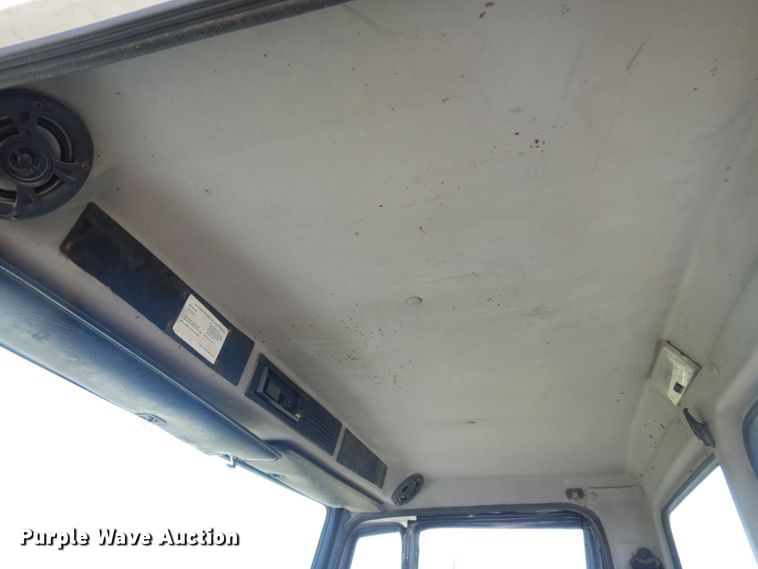 image for item DP5441 2000 Freightliner FL70  semi truck